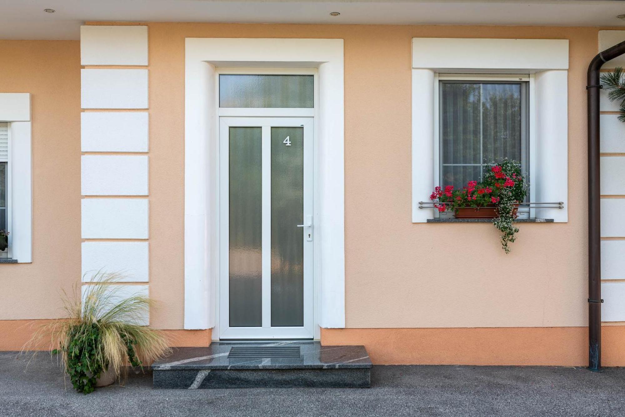 Apartmaji In Sobe Ramar Straza Экстерьер фото